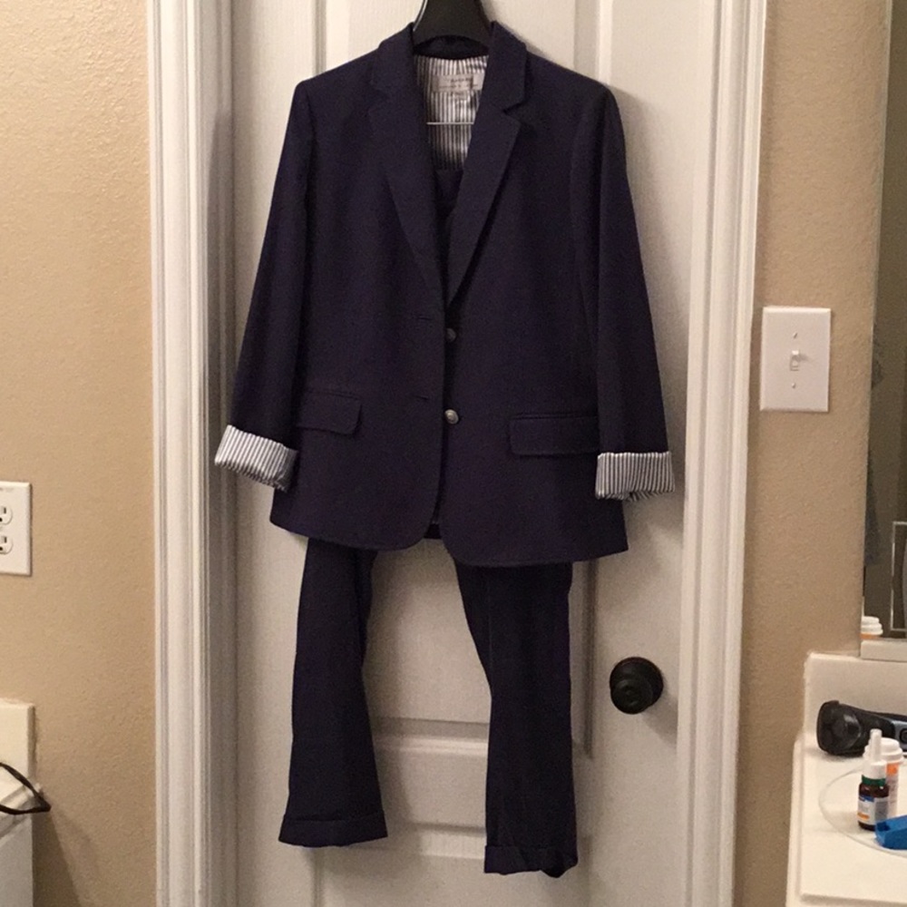 Tahari suit pant suit size 6, dark blue